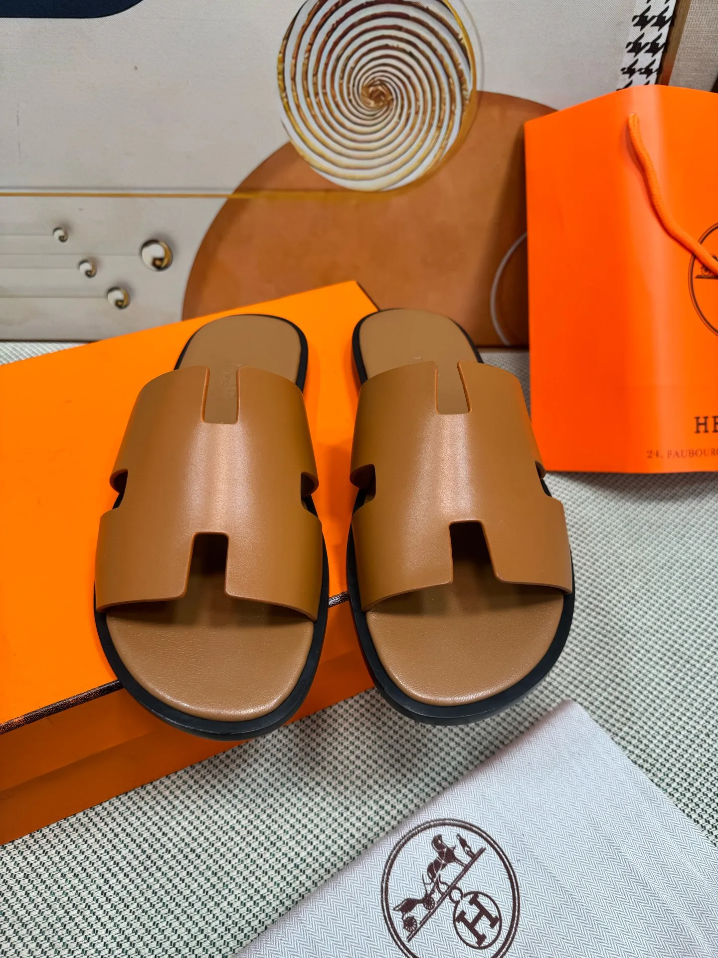 👟👟Ex-factory price 560👟👟 "HERMES" [Classic Original Version] Hermès; Top 🔝 Purchasing Agency 🔍🔍 Men's Latest 🇺🇸 Counter Sales Simultaneously, Original Imported from Italy: Silk Cowhide · Prominent (High-end · Nobility · Grade) Exquisite Workmanship (Italian 🇮🇹 Imported Water Dye Brand Wear-resistant ultra-thousand leather feet) Soles: Original soles specially provided by the original factory, ⚠exclusive double-layer movable rubber molded outsole; super comfortable, wear-resistant, non-slip, environmentally friendly🌳🌳🌳, real photos taken🎬The real ones are more beautiful🔍🔍 (high quality, single goods), you can enter and exit the counter at will* Code number: 38·39·40·41·42·43·44# (45# can be customized) (46 47➕30 customization is not returnable) Welcome to place an order...☕